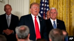 川普总统在白宫召开的国家太空委员会会议期间讲话。(2018年6月18日)