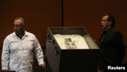 ซากของสิ่งที่ถูกผู้นำเสนอระบุว่าเป็น 'สิ่งที่ไม่ใช่มนุษย์' ถูกจัดแสดงในที่ประชุมรัฐสภาในกรุงเม็กซิโก ซิตี ประเทศเม็กซิโก เมื่อ 12 กันยายน 2023 (ที่มา: รอยเตอร์)