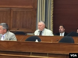 加州共和党众议员罗拉巴克在听证会上提问 (美国之音莉雅拍摄)