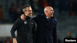 资料照片：西班牙足协主席鲁维亚莱斯在西班牙女足击败瑞典队而进入决赛后与女足教练维尔达（左）共同庆祝。(2023年8月15日）