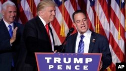 2016年11月9日，當選總統川普（左）與共和黨全國委員會主席萊因斯·普里伯斯在紐約選舉之夜的集會上。