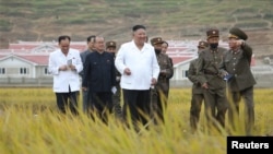 朝中社發布的這張圖片顯示，北韓領導人金正恩視察金化郡的重建地點。 （2020年10月1日）