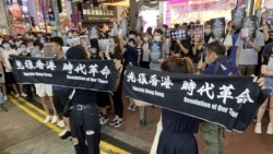 大批參與6-12一周年銅鑼灣街頭展覽的市民手持反送中運動標語並高呼口號。(美國之音特約記者 湯惠芸)