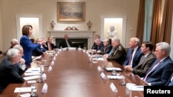 資料照片：眾議院議長佩洛西在白宮舉行的一次有關敘利亞問題的會議上站起身來對著特朗普總統講話。 (2019年10月16日)