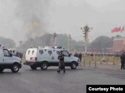 天安門遭車撞擊後﹐現場有鎮暴警車戒備