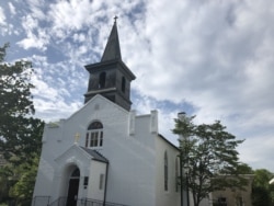 资料照片：建于1817年沿用至今的马里兰州罗克维尔圣玛利亚天主教堂因新冠病毒疫情而大门紧闭。教堂门口贴着关门通知。(2020年5月16日)