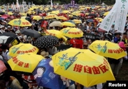 2019年6月9日在中国香港，示威群众要求当局废除拟议中的把嫌疑人引渡到中国的法案。他们手持黄色遮阳伞，这是过去的占领中环运动的象征。