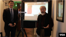 伍振亮和周封鎖舉行記者會 (美國之音久島)