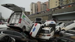 河南省郑州市遭暴雨侵袭后一个隧道口的汽车。（2021年7月22日）