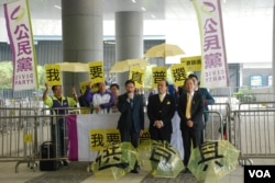 公民黨黨魁梁家傑(中)在立法會示威區抗議港府啟動第二輪政改諮詢表示，應該及早重啟政改五部曲。（美國之音湯惠攝）