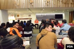 香港觀選團到訪親民黨總統候選人宋楚堬競選總部。(美國之音湯惠芸)