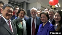 英國華裔律師李貞駒(右二)與英國工黨領袖傑里米·科爾賓(中)等人合影。 (2016年2月12日)