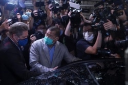 香港蘋果日報創辦人黎智英週三獲保釋離開警局。（2020年8月12日）