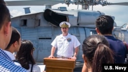 美國“蒙哥馬利號”瀕海戰艦(USS Montgomery)艦長愛德華·羅索(Edward Rosso）2019年7月8日在新加坡接待媒體採訪（美國海軍圖片）