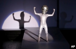 中國時裝週期間，有人打扮成外星人出場時裝秀。(2010年10月27日)。有些中國網站把刪帖刪文戲稱為“被外星人劫持”。