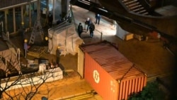 2021年12月22日夜間，校園內的國殤之柱組件由貨櫃車從港大運走。（Galileo Cheng/HK Frontline Media ）