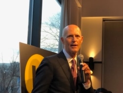 聯邦參議員斯科特（Rick Scott）星期一（3月9日）晚間對香港民主委員會成員發表講話。