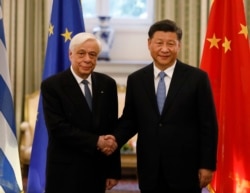 2019年11月11日雅典总统府：中国国家主席习近平（右）和希腊总统帕夫洛普洛斯（左）握手。