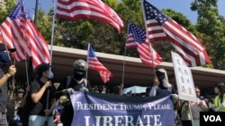 屯門公園再光復遊行人士拉起橫額，呼籲美國總統特朗普解放香港，並且高舉美國國旗。(2019年9月21日）