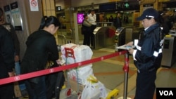 上水港鐵站設置電子磅，阻截行李超重的人士乘搭火車