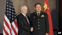 蓋茨和梁光烈2010年10月在越南。他們1月將在北京重逢。