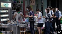 香港民眾在報攤前排隊購買蘋果日報表達對黎智英的支持（美聯社2020年8月11日）