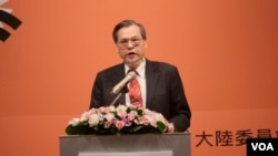 台湾陆委会主委陈明通出席“当前中国大陆发展与治理问题”研讨会，并为其开幕式致词。（2020年10月23日）(美国之音记者黄丽玲摄)