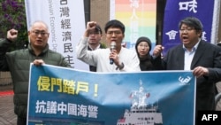 一些台灣人2024年2月27日抗議中國海警2月19日登上一搜台灣遊輪。（法新社）
