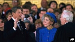 Рональд Рейган принимает президентскую присягу в ротонде Капитолия, 21 января 1985 года