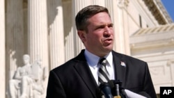 資料照：2023年2月28日，密蘇裡州總檢察長安德魯貝利(Andrew Bailey)在美國最高法院外面對媒體發表講話。