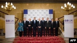 这是2013年4月11日出席八国集团会议的外长在伦敦举行会议之前的团体照。