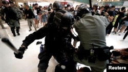 香港警察2019年11月3日在沙田新城市廣場驅散購物者和示威者。