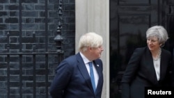 英國首相特蕾莎梅和外相約翰遜在首相府外面歡迎外賓（2017年5月11日）