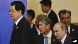 中國國家主席胡錦濤（左）與吉爾吉斯斯坦總統阿坦巴耶夫（左二）、俄羅斯總統普金（又二）、塔吉克斯坦總統拉赫莫諾夫（右），參加在在中國北京人民大會堂的舉行的上合峰會的簽字儀式。