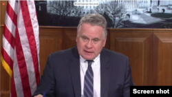 资料照片：汤姆.兰托斯人权委员会共同主席、共和党联邦众议员史密斯主持听证会，聚焦中国新疆人权问题。(2021年5月18日)