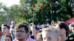 德克薩斯聖達菲高中槍擊案後民眾舉行燭光悼念