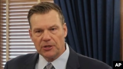 堪薩斯州的州司法部長克里斯·科巴赫2024年2月6日在新聞發布會上向記者談論關於限制堪薩斯州土地的外國所有權。