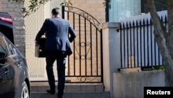 澳大利亞一名聯邦安全官員進入新南威爾士州議員肖凱 莫索曼的住所進行搜查。（2020年6月26日）