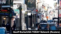 2025 年 1 月 1 日，路易斯安那州新奧爾良法國區，一輛小型貨車衝入人群後，波旁街留下了碎片。(路透社獲得的照片)