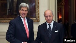 法比尤斯(右)與克里(左)會晤