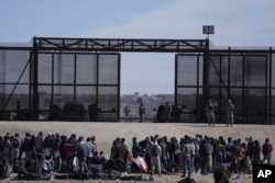 成千上萬來自中美洲的移民等候在墨西哥城鎮華雷斯的美墨邊境牆外等候進入美國。（(2023年3月30日)