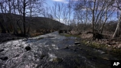 ແຟ້ມຮູບ-ແມ່ນໍ້າຂອງເມືອງ ເດວີລ (Devil) ທີ່ຕັ້ງຢູ່ໃກ້ກັບເມືອງ ເດລ ຣີໂອ (Del Rio), ລັດ ເທັກຊັສ, ວັນທີ 16 ກຸມພາ 2023. ເມື່ອຜູ້ພັດທະນາທີ່ມີສໍານັກງານໃນປະເທດຈີນ ຕັດສິນໃຈຕິດຕັ້ງກັງຫັນລົມຫຼາຍສິບໜ່ວຍ ເທິງເນື້ອທີ່ຮົກເຮື້ອຫຼາຍພັນເອເຄີ້ ເຊິ່ງເປັນນຶ່ງໃນເສັ້ນທາງນໍ້າທີ່ສະອາດທີ່ສຸດຂອງອາເມຣິກາ.