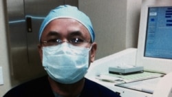 ຮູບພາບຂອງ ດຣ. ພົນ ສຸລິວົງ, ທ່ານໝໍປະຈໍາຢູ່ທີ່ຫ້ອງລັງສີ ຫລືສາຍແສງ ຂອງໂຮງໝໍຮຸສຕັນເມໂທດິສ, ເມືອງເບທາວ, ລັດເທັກຊັສ.