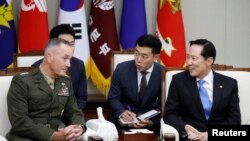 美国参联会主席邓福德上将与韩国国防部长官宋永武在首尔的韩国国防部会谈。（2017年8月14日）