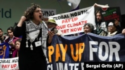 2024年11月22日，活动人士在阿塞拜疆巴库举行的第29届联合国气候大会(COP29)上示威抗议，要求发达国家“提供气候融资”。