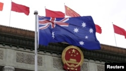资料照：澳大利亚国旗在北京人大会堂前飘扬以欢迎澳大利亚领导人到访。（2016年4月14日）