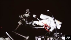 神舟十九號乘組太空人蔡旭哲、宋令東已完成一項超過9小時的出艙活動，創下世界紀錄。圖為蔡旭哲先前在太空站實驗室艙問天周圍進行艙外活動資料照。 (新華社／美聯社發行)