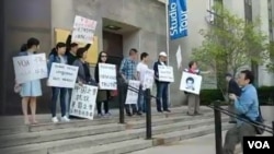 在美華人4月27日在美國之音總部抗議郭文貴直播中斷