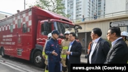 رییس اجراییۀ هانگ کانگ حین دیدار از مجتمع بلند منزل های مسکونی که آماج آتشسوزی قرار گرفت. 
