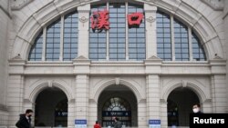 2020年1月23日，行人走过被关闭的武汉火车站。（路透社）